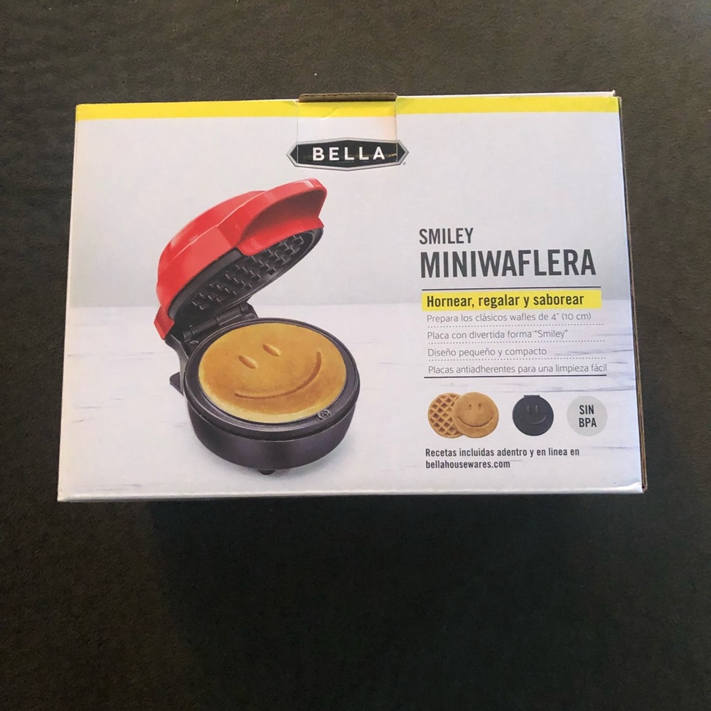 Brand new Bella Mini Smiley Face Waffle Maker